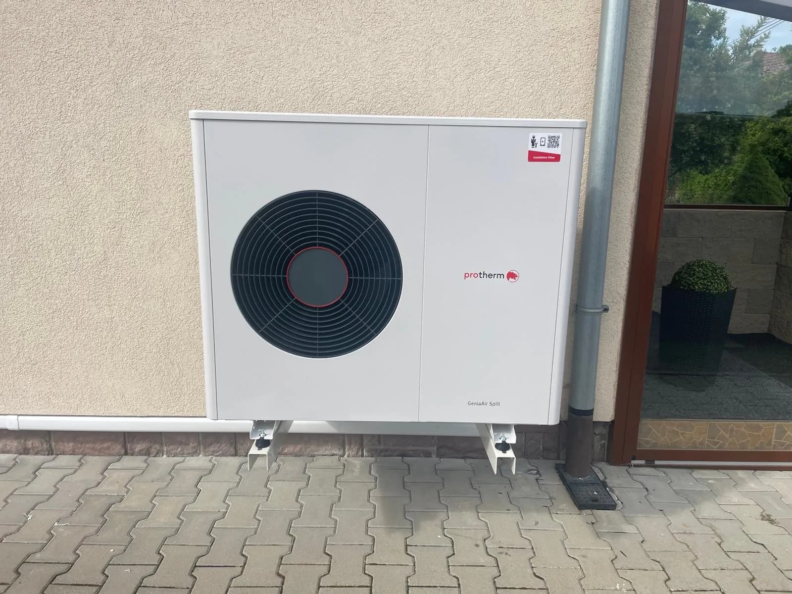 Instalované tepelné čerpadlo Protherm GeniaAir Split u rodinného domu