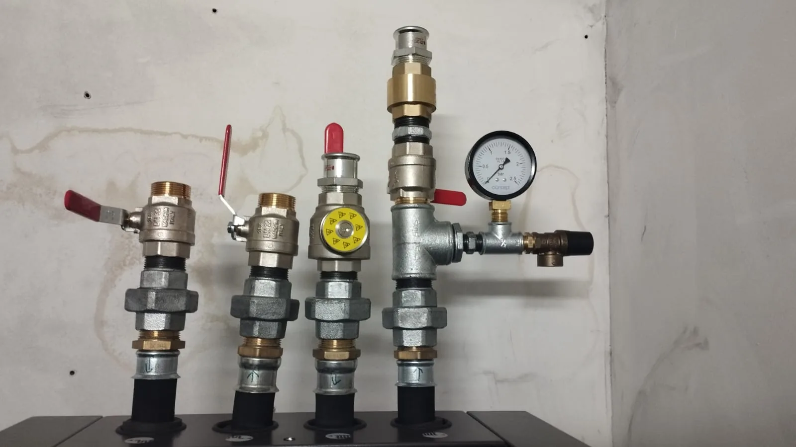 Detail ventilů, tlakoměru a napojení potrubních větví.