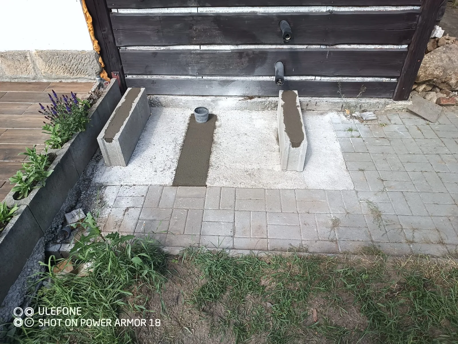 Dvojice betonových podpor a upravená plocha před osazením venkovní technologie.
