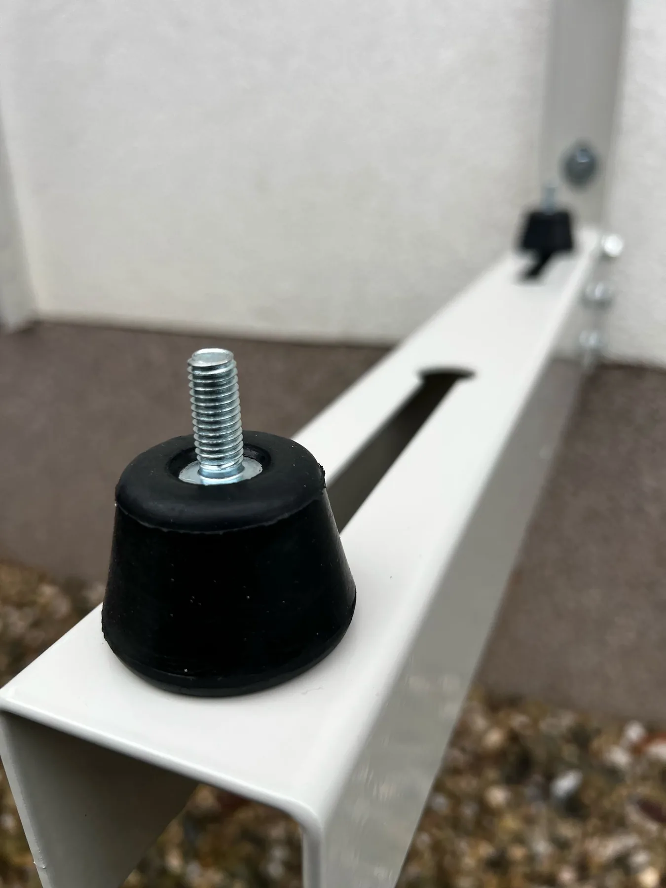 Detail pryžového prvku mezi patkou jednotky a nosnou konzolou.