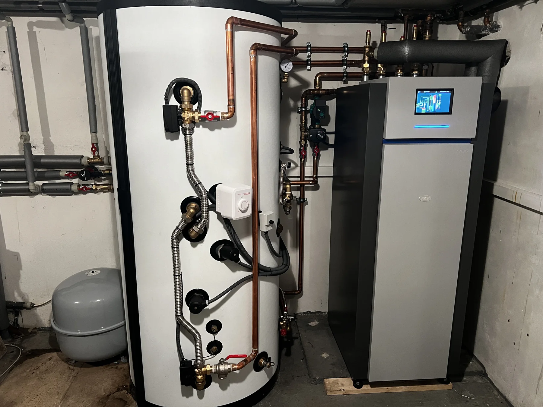 Cukrárna Mělník. Tepelné čerpadlo PZP a nádrž po instalaci.