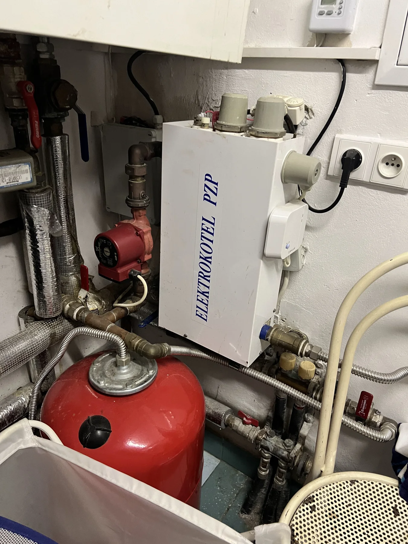 Vícegenerační dům v Doksech. Původní elektrokotel a navazující rozvody.