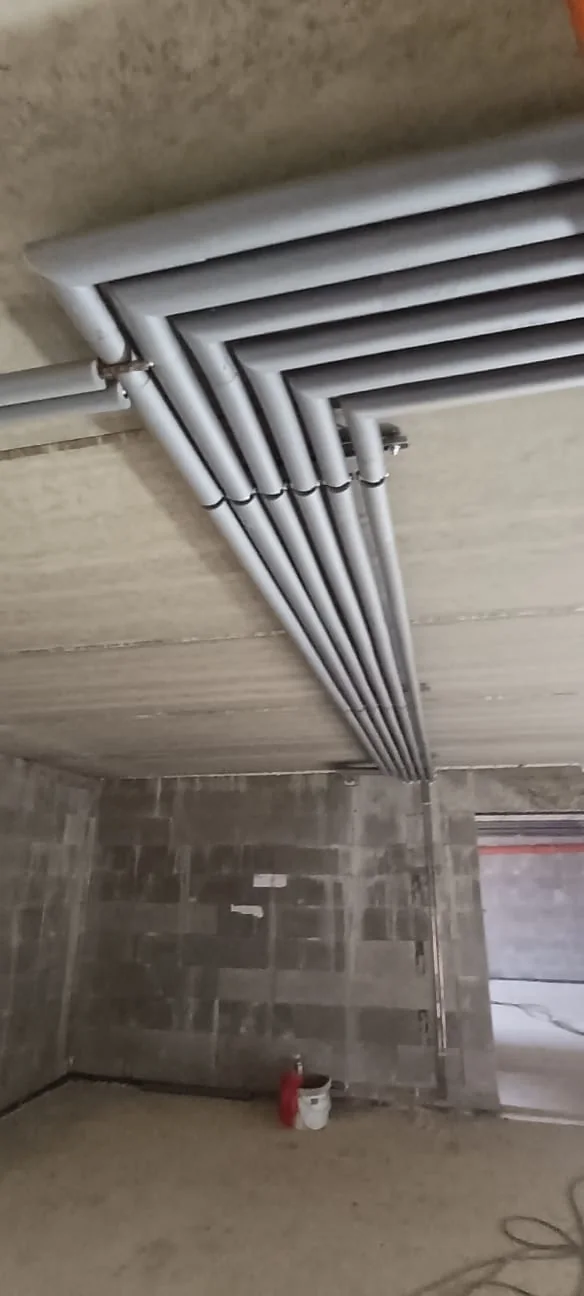 Dům s dílnou a dvěma byty. Izolované trasy pod stropem.