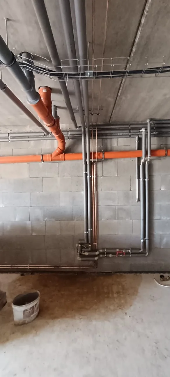 Dům s dílnou a dvěma byty. Průběh rozvodů k jednotlivým částem domu.