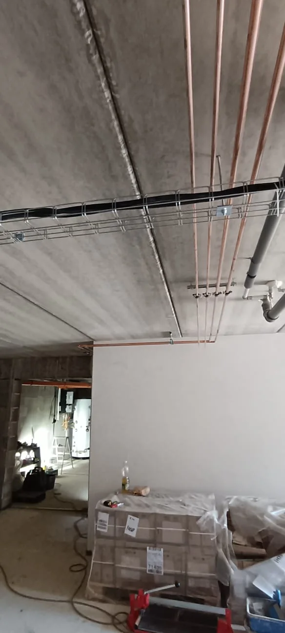 Dům s dílnou a dvěma byty. Vedení potrubí prostorem při montáži.