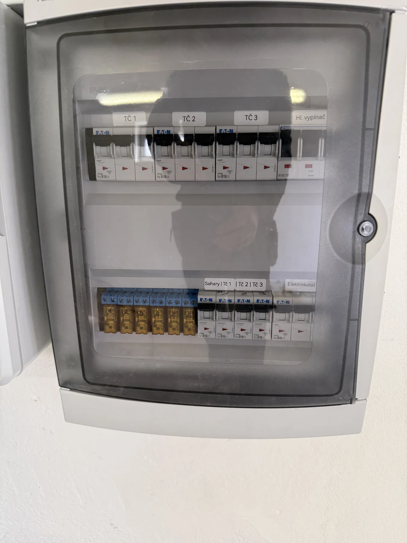 Electropoli. Elektrický rozvaděč soustavy.