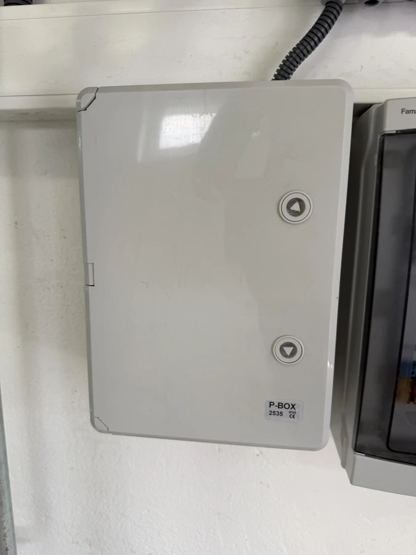 Electropoli. Nástěnná součást technického zázemí.