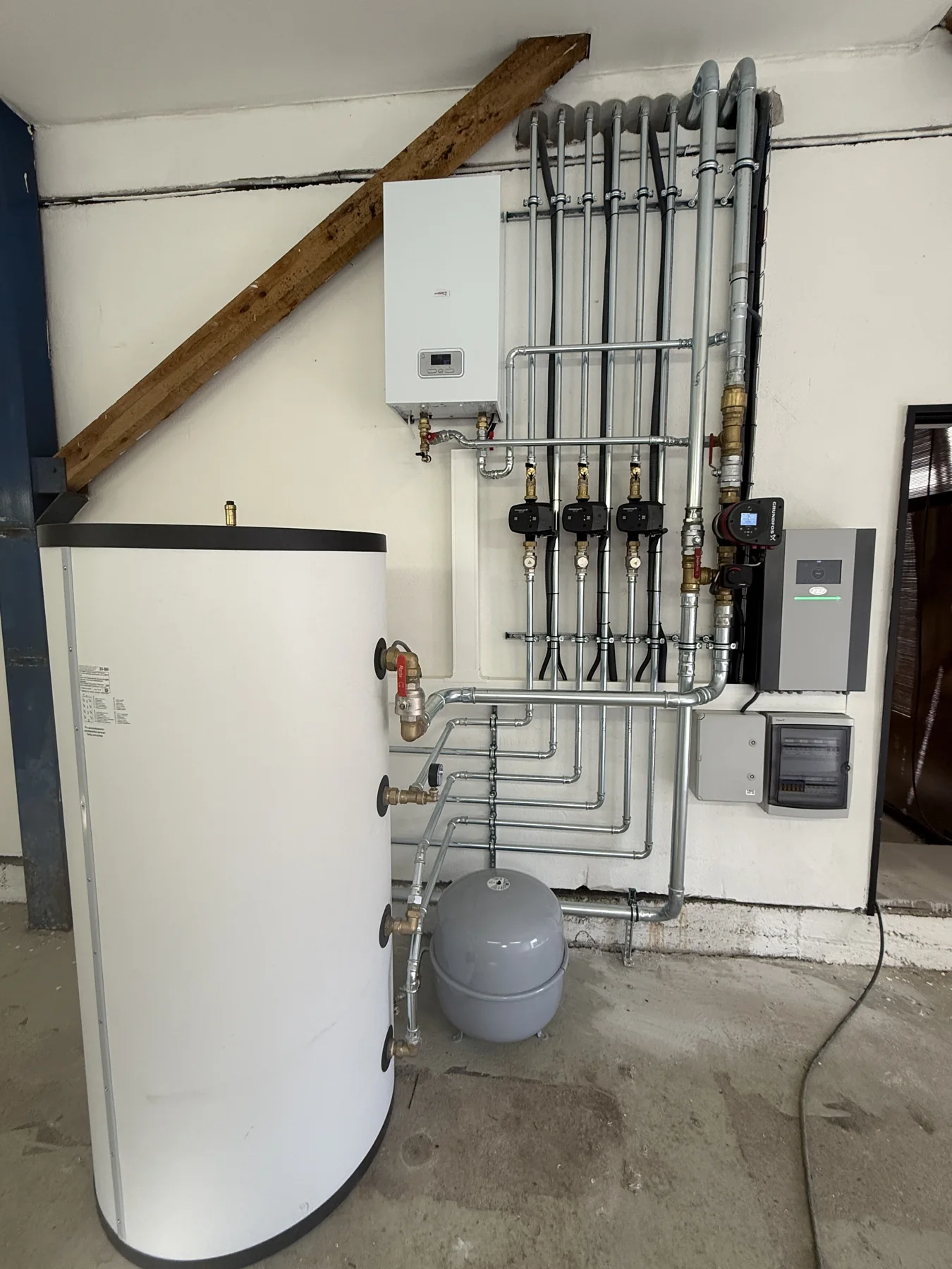 Electropoli. Celkový pohled na vnitřní část instalace.