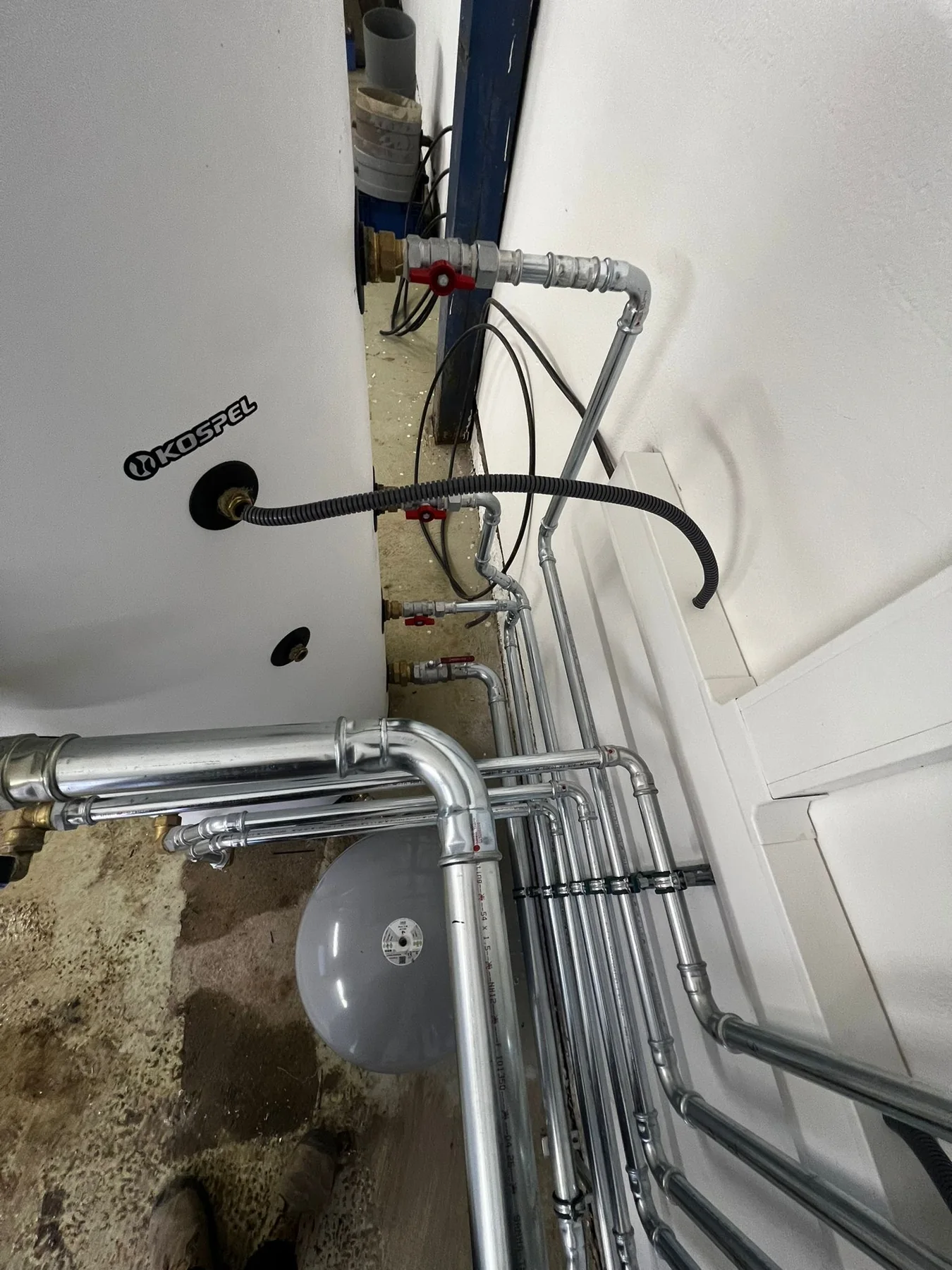 Electropoli. Napojení nádrže ve spodní části instalace.