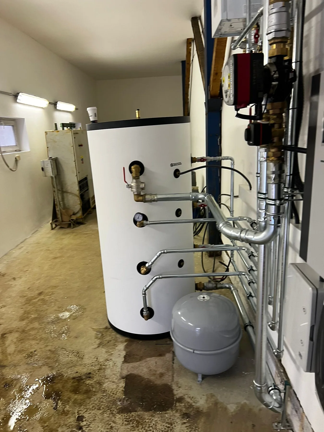 Electropoli. Boční pohled na dokončené vnitřní rozvody.