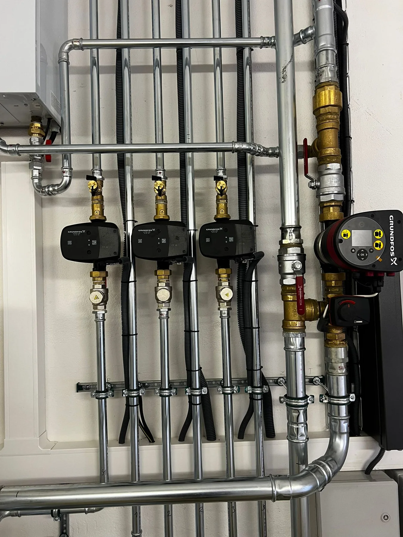 Electropoli. Detail čerpadlových skupin a jednotlivých větví.
