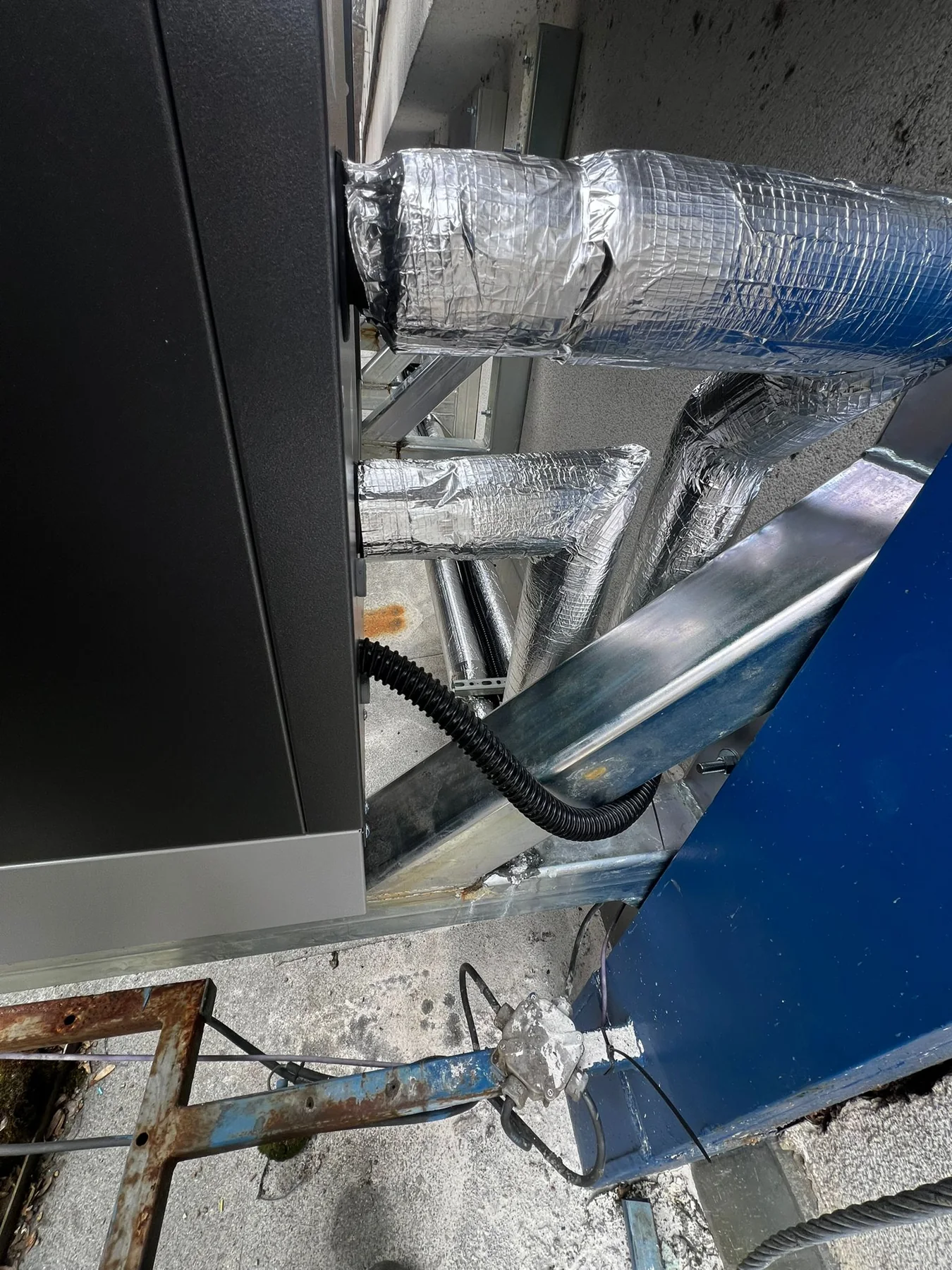 Electropoli. Detail izolovaného napojení u venkovní jednotky.