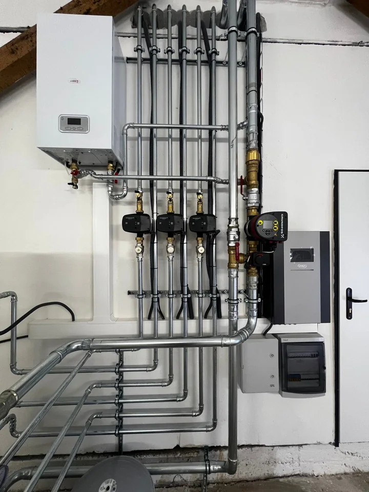 Electropoli. Dokončené rozvody, čerpadlové skupiny a řízení soustavy.