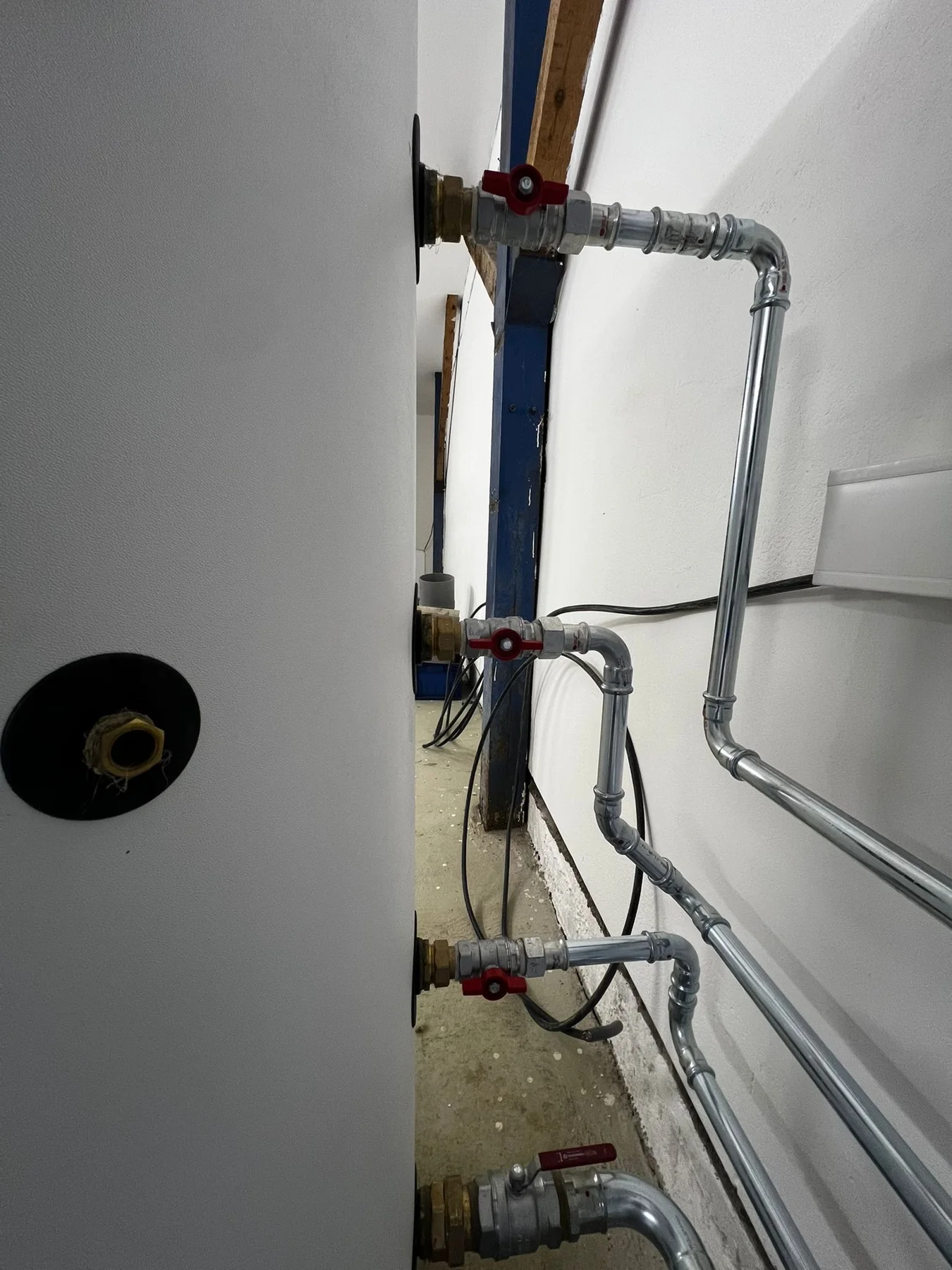 Electropoli. Detail armatur a napojení nádrže.