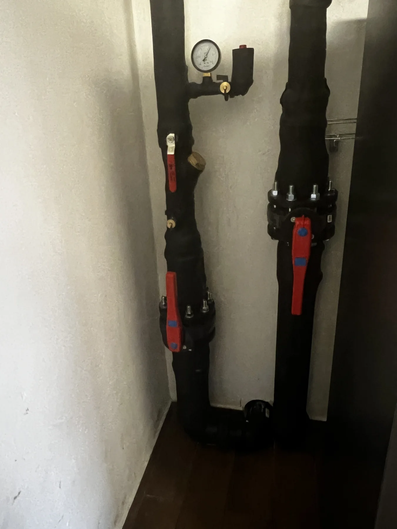 Potkávárna u Havrana. Detail napojení a armatur nádrže.