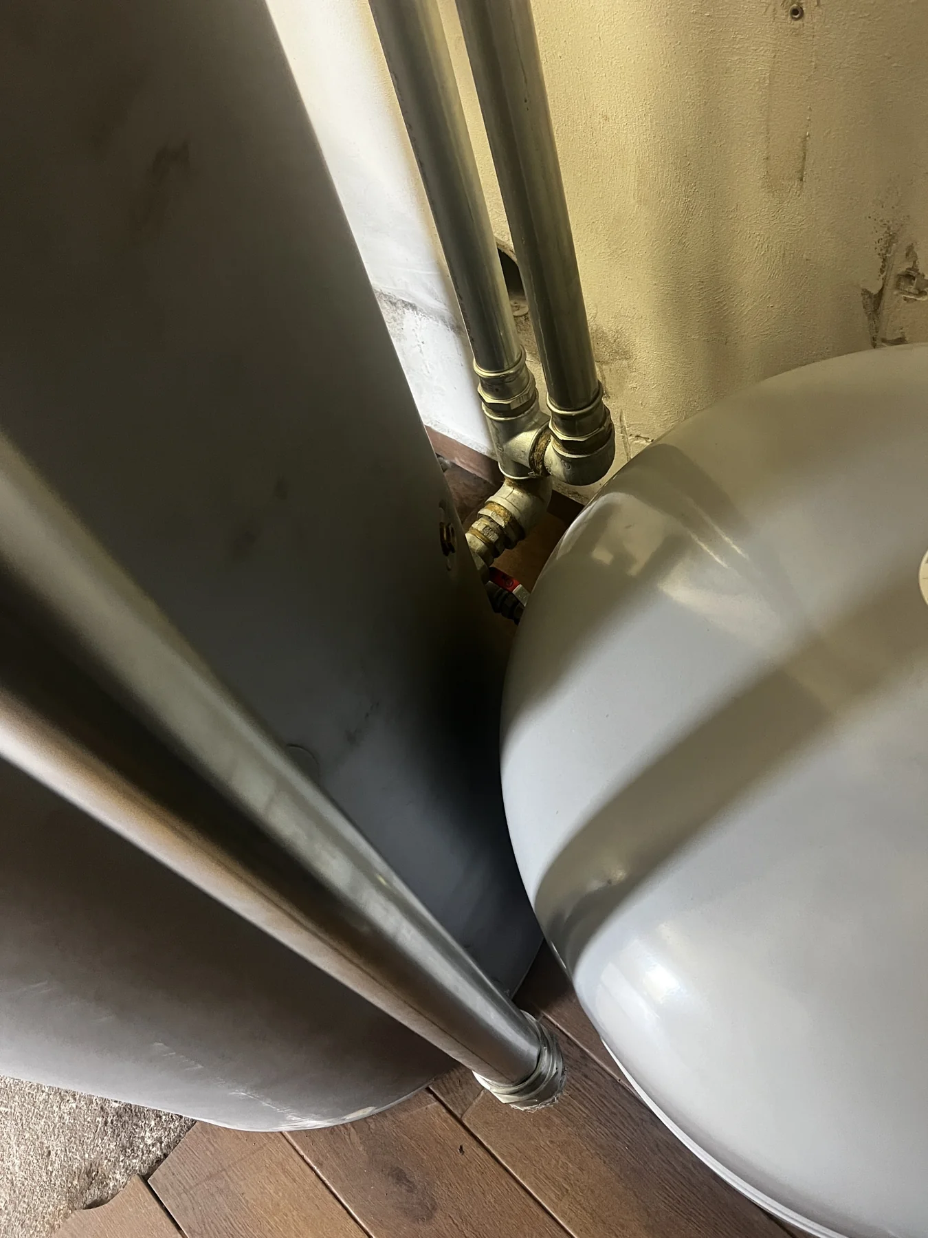 Potkávárna u Havrana. Detail připojení za nádrží.