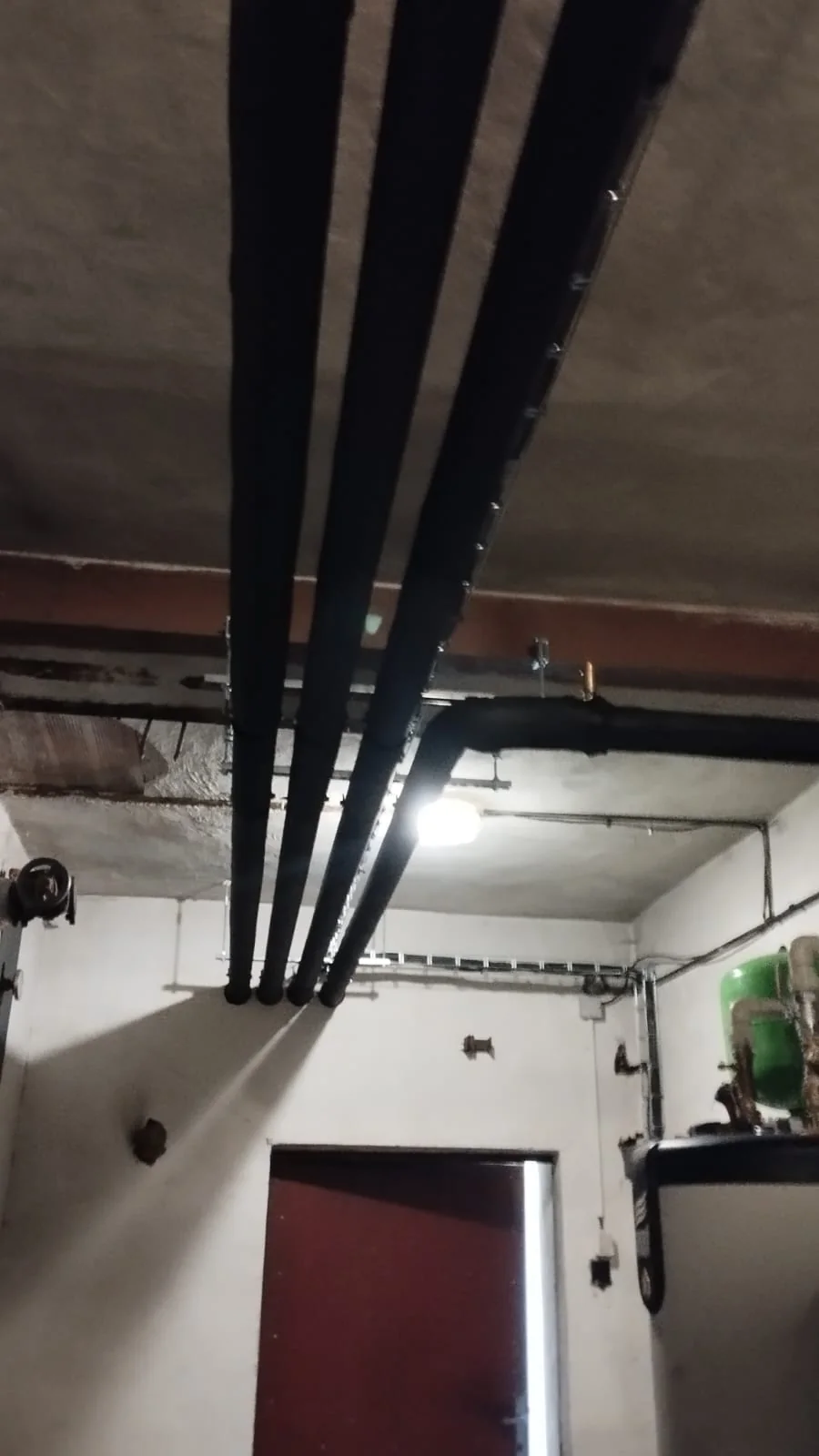 Potkávárna u Havrana. Hotové potrubní trasy pod stropem.