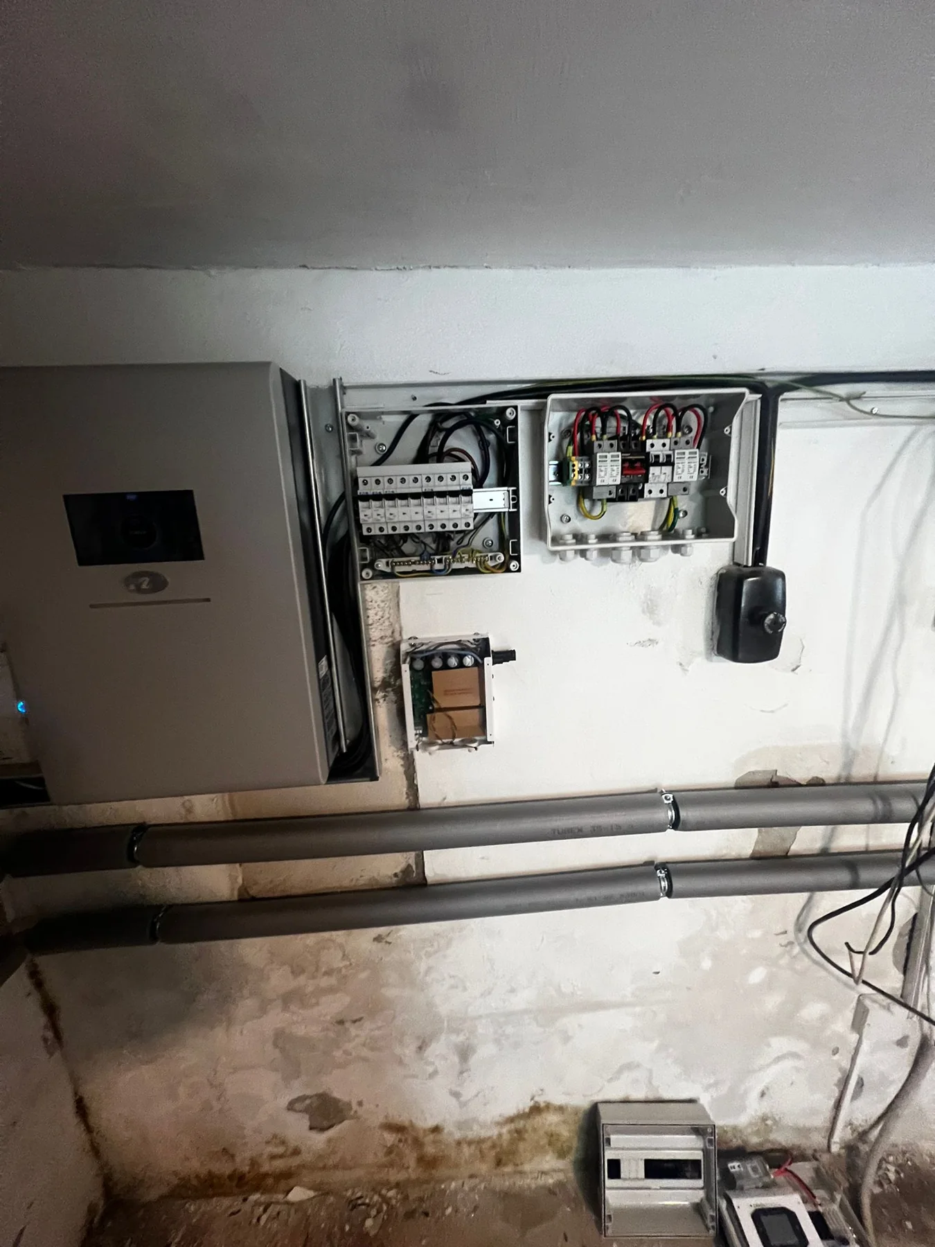 Kotelna bytového domu. Montáž elektrické a řídicí části soustavy.