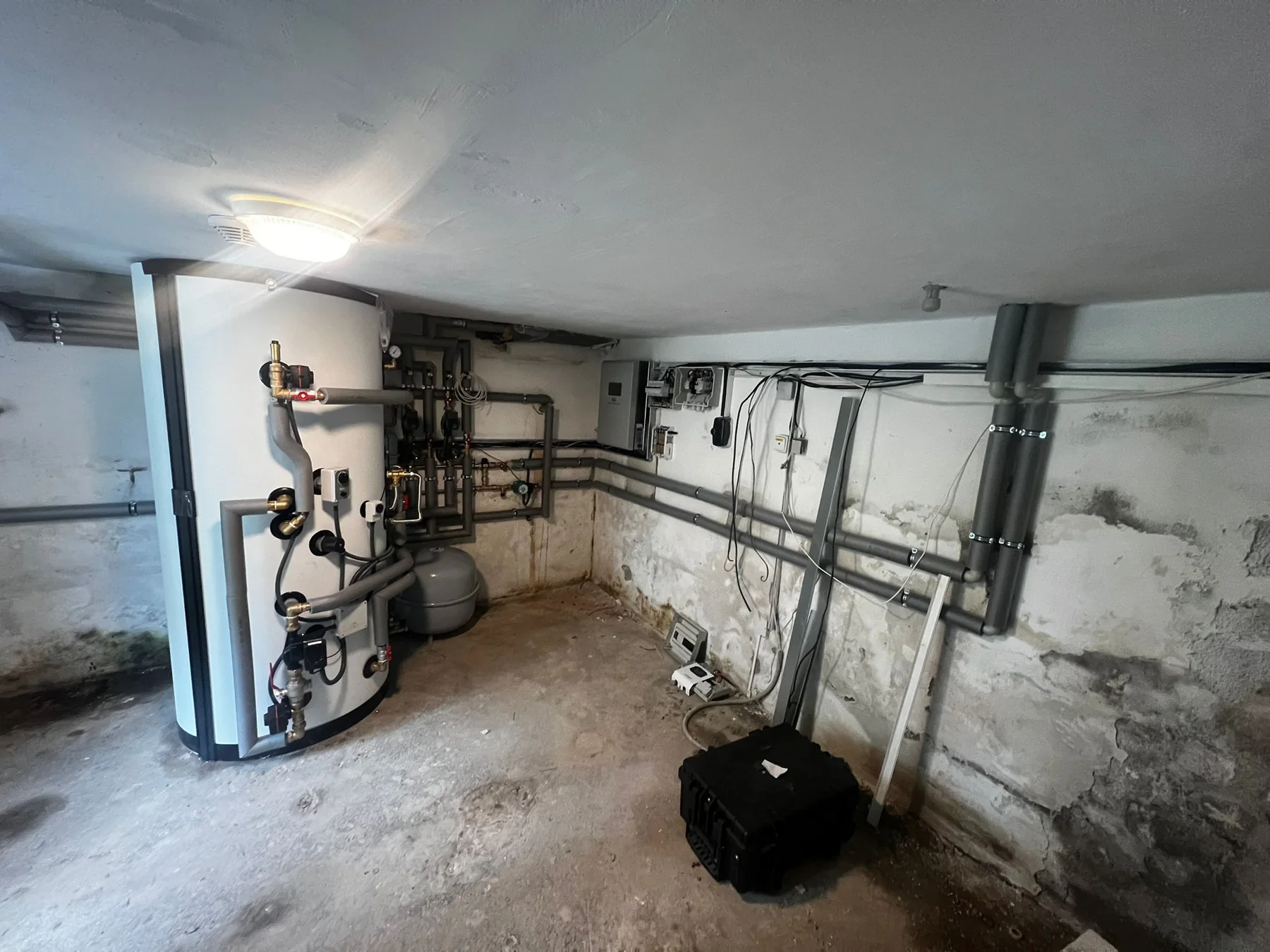 Kotelna bytového domu. Celkový pohled do kotelny v průběhu instalace.