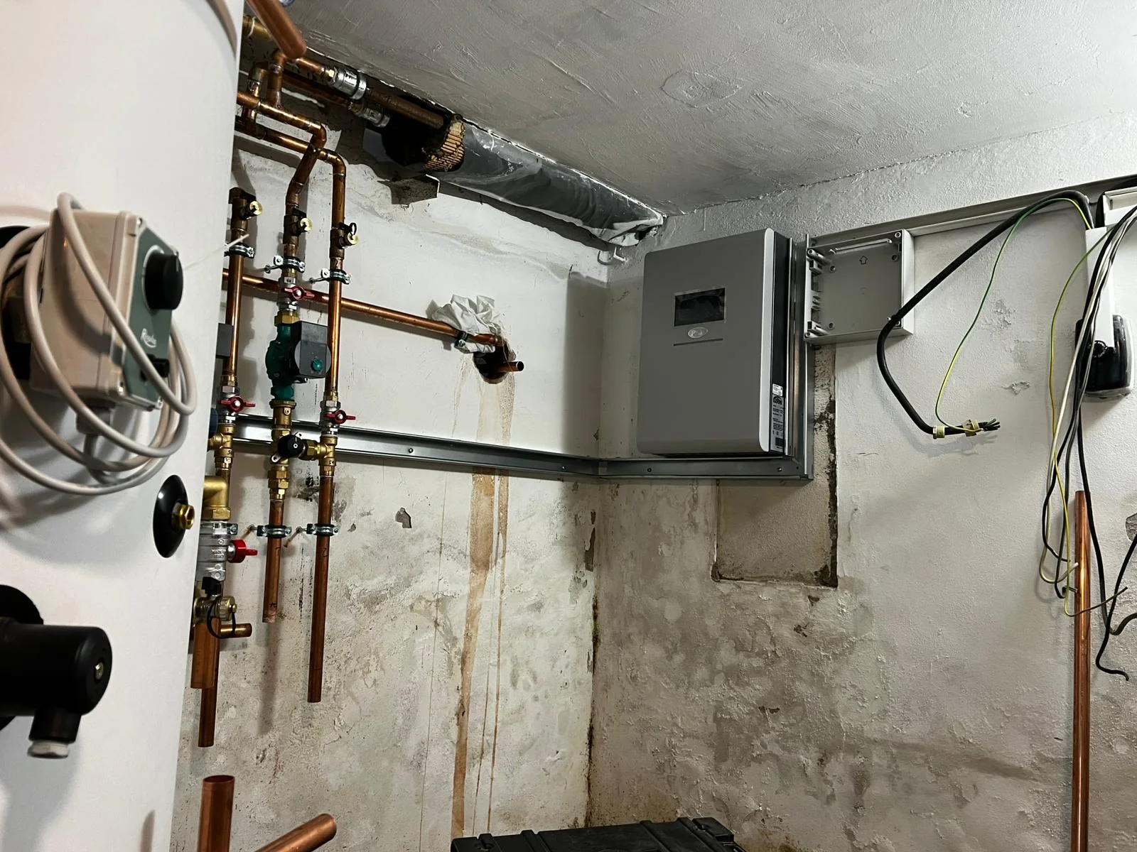Kotelna bytového domu. Rozpracovaná elektroinstalace a připojení regulace.
