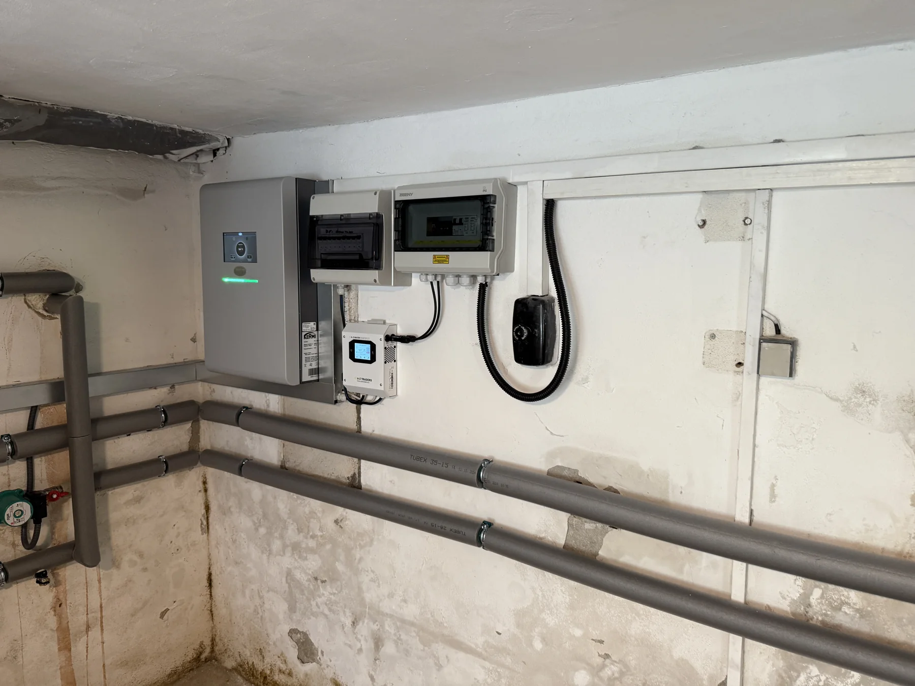 Kotelna bytového domu. Řídicí prvky a elektrická část dokončené soustavy.