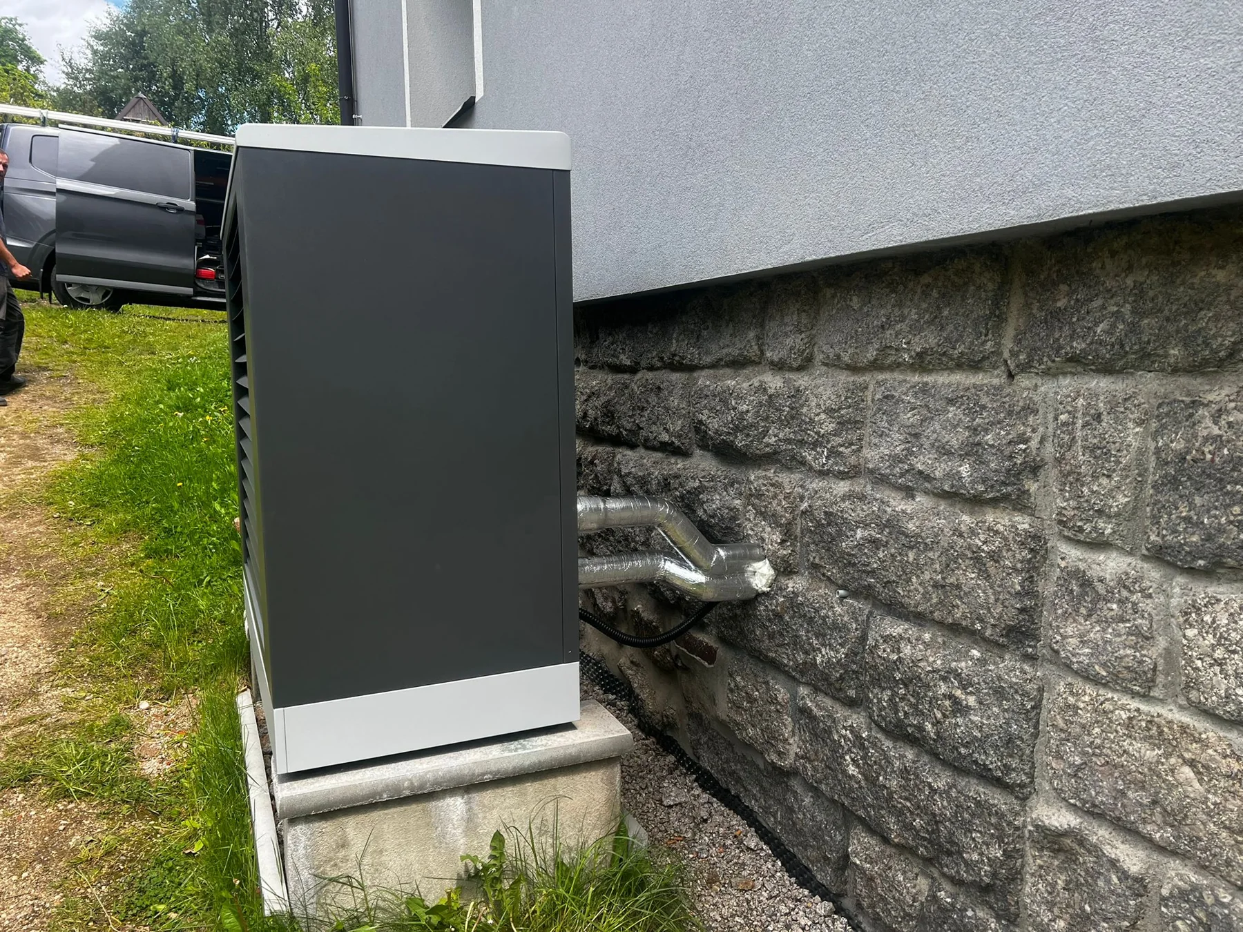 Kotelna bytového domu. Boční pohled na venkovní jednotku a její osazení.