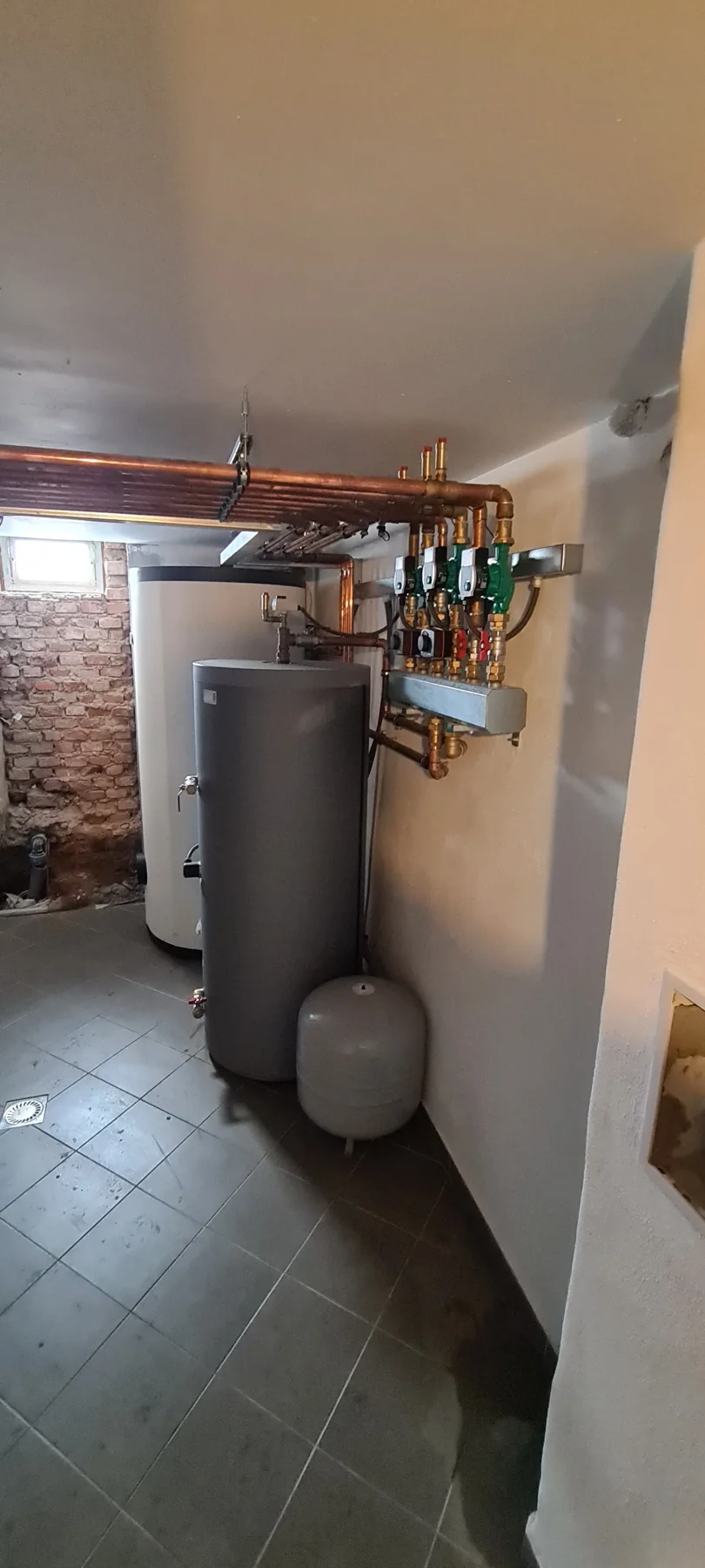 Apartmány Maxov. Nádrž a expanzní nádoba v technické místnosti.