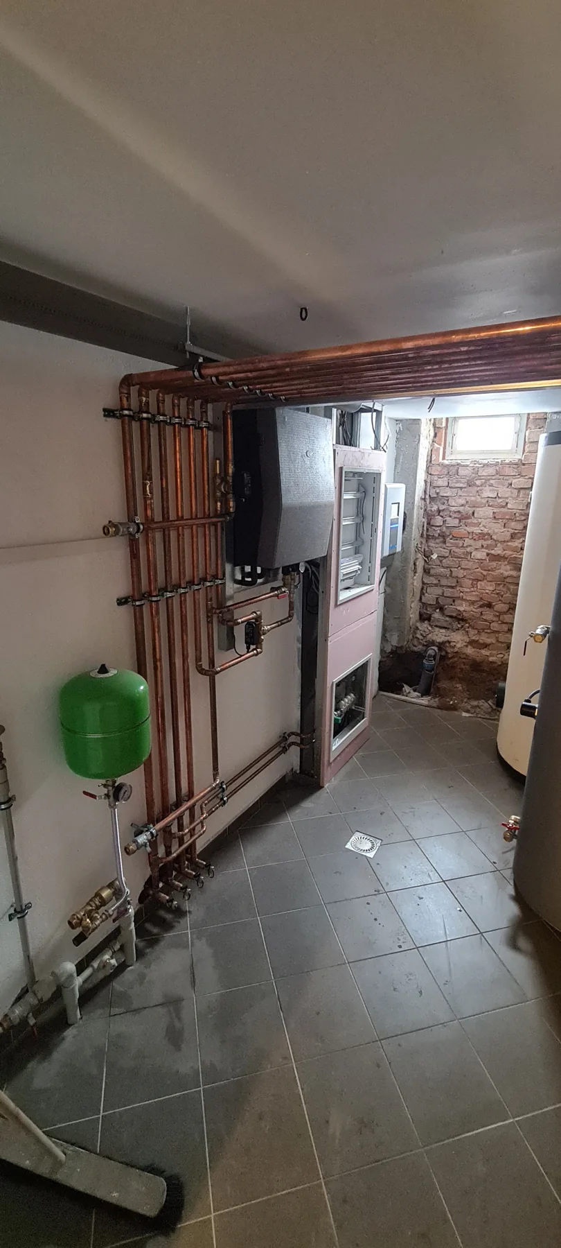 Apartmány Maxov. Uspořádání potrubí a technologií v místnosti.