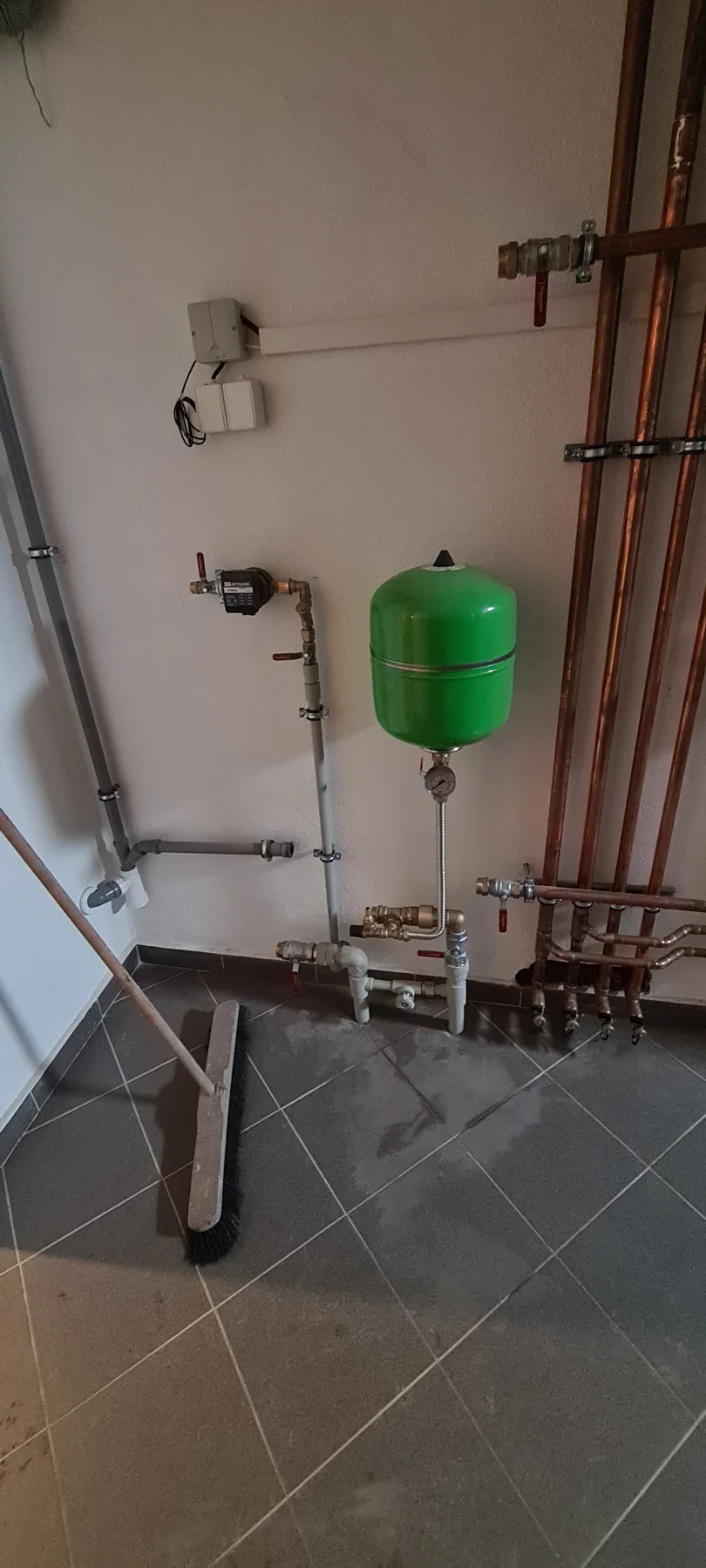 Apartmány Maxov. Expanzní nádoba a připojené potrubí.