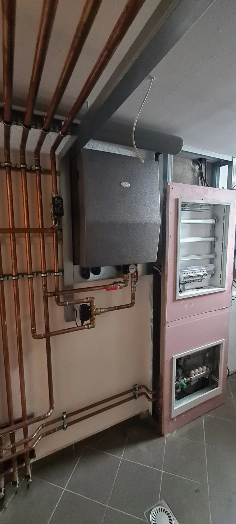 Apartmány Maxov. Řídicí jednotka a rozvaděč v technické místnosti.