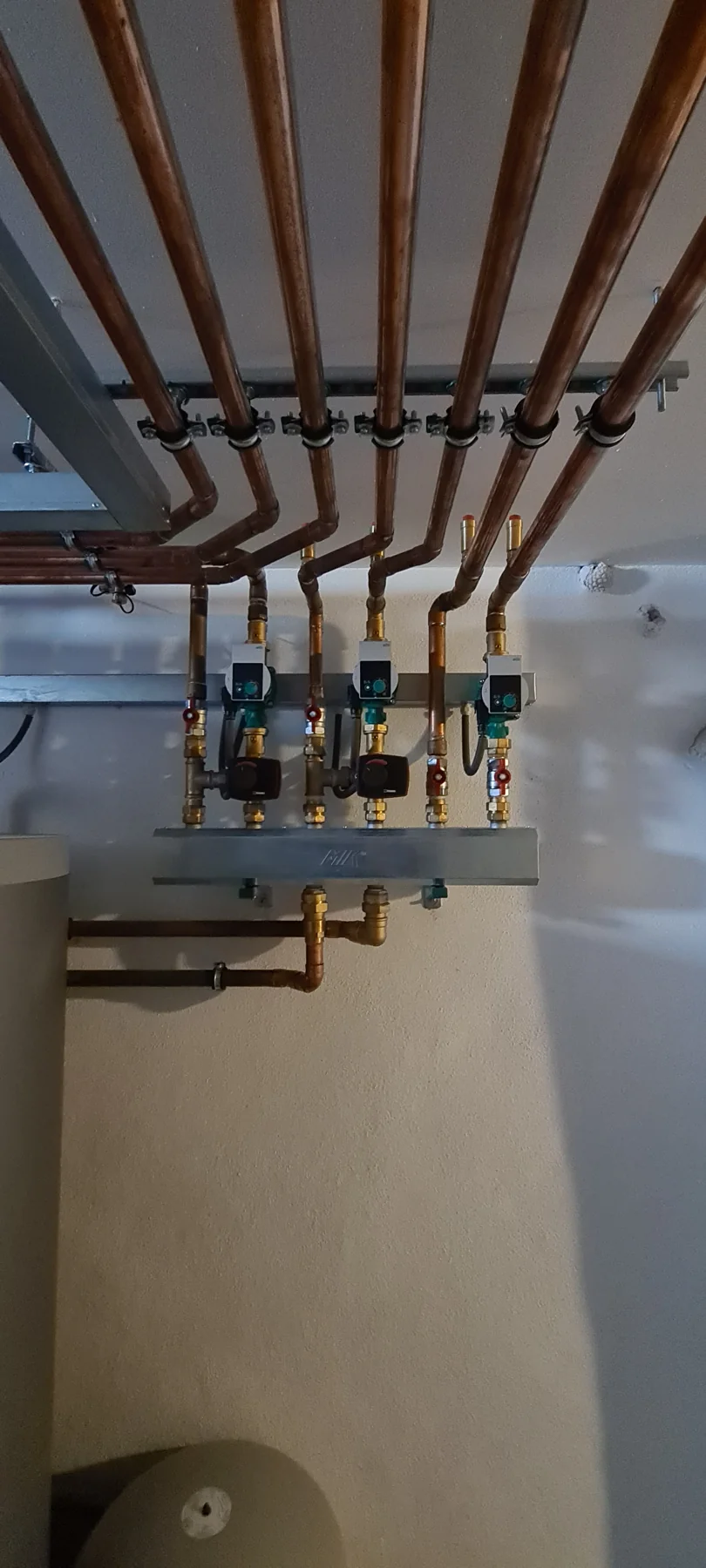 Apartmány Maxov. Trasy pod stropem a čerpadlové skupiny.