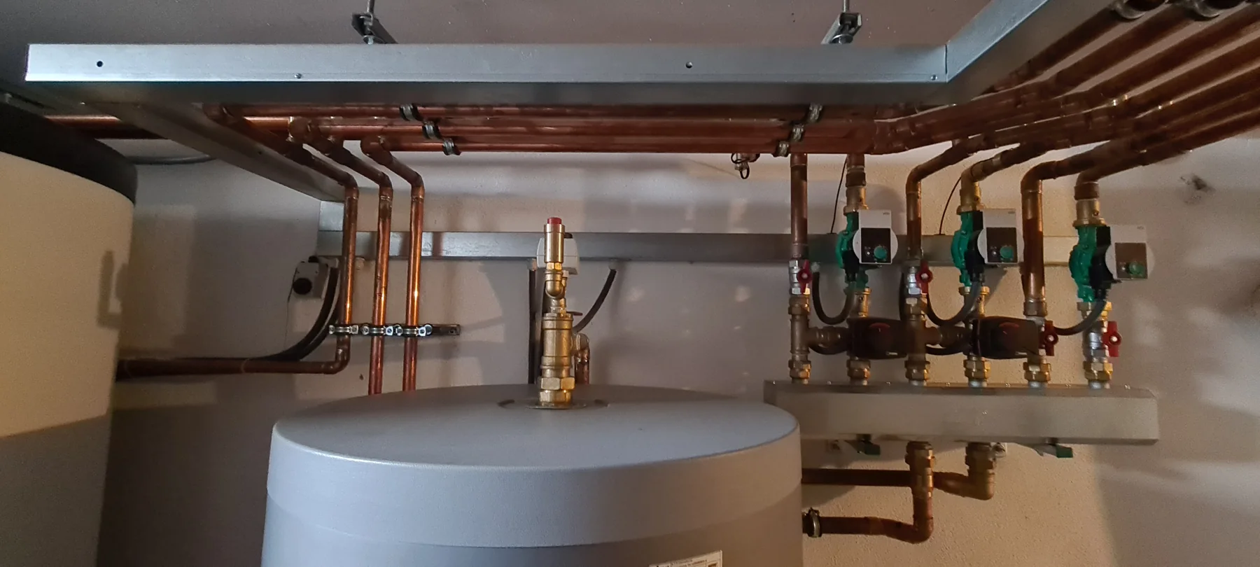 Apartmány Maxov. Rozdělení topných větví nad zásobníkem.
