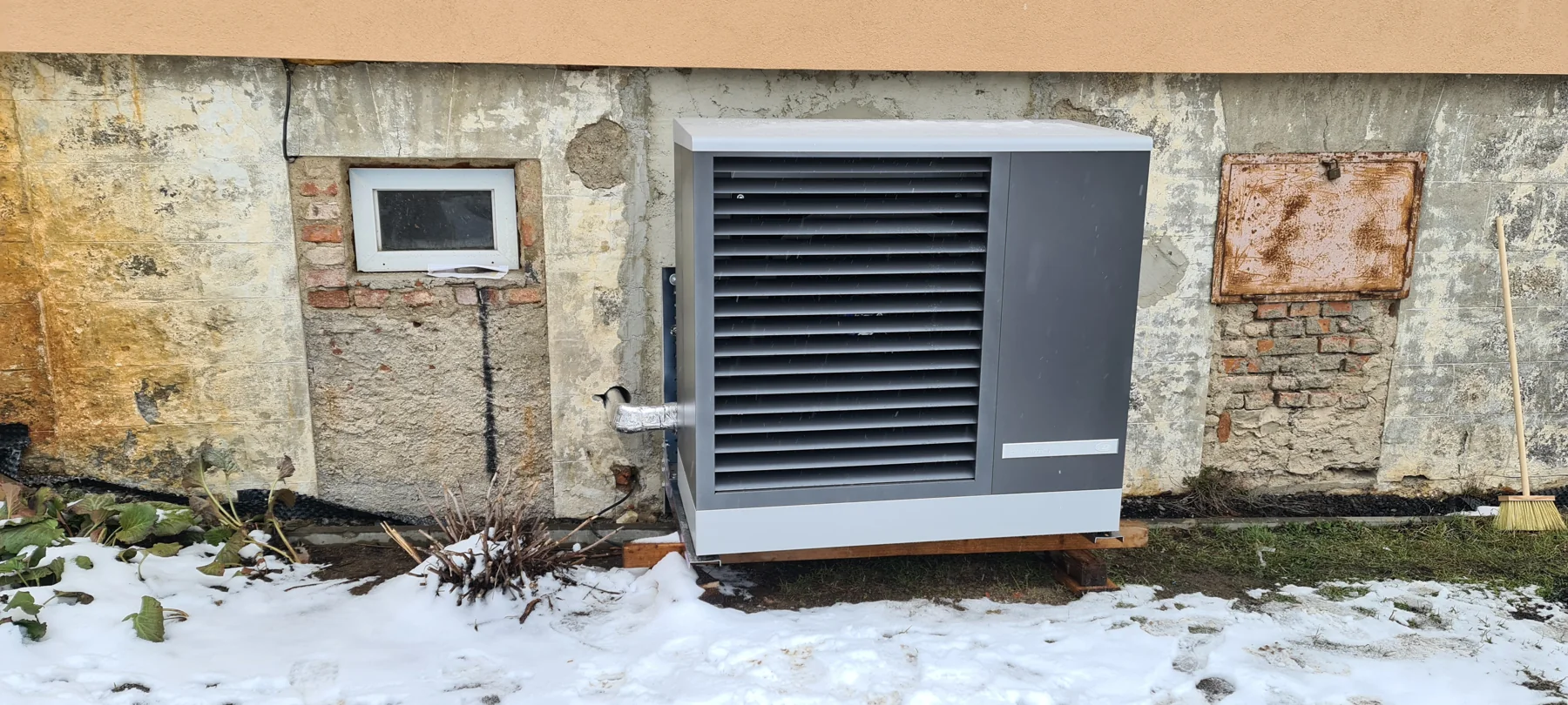 Apartmány Maxov. Venkovní jednotka u objektu Apartmány Maxov.