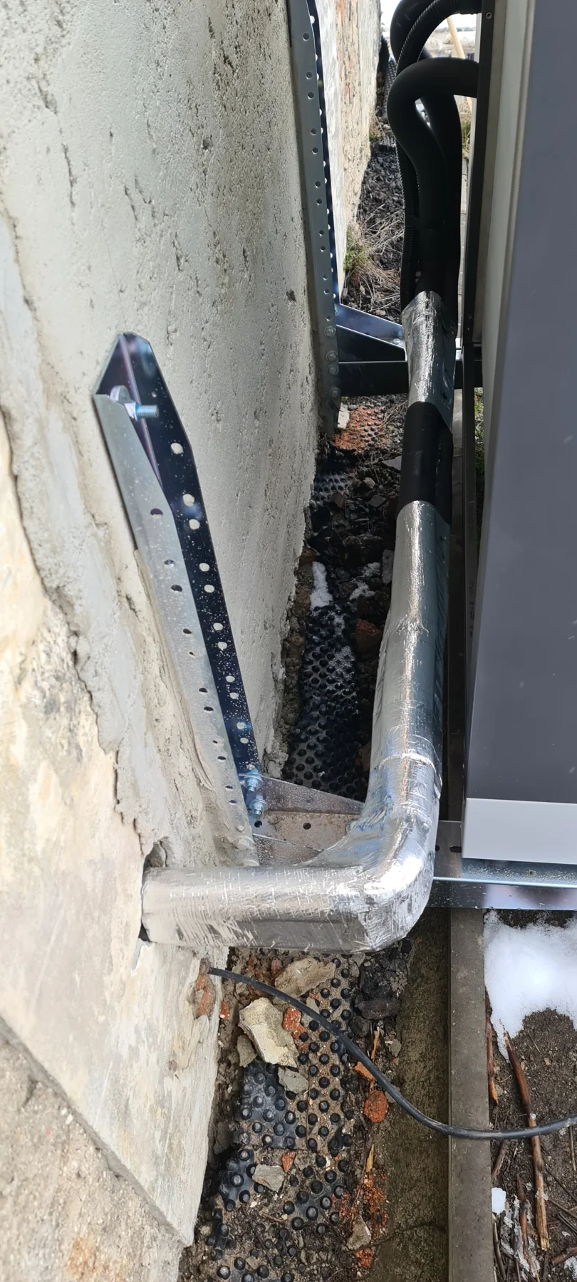 Apartmány Maxov. Detail připojení venkovní jednotky.